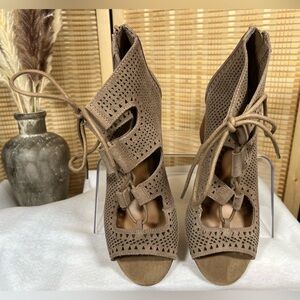 Crown Vintage “Eralicia” Bootie, Size 9